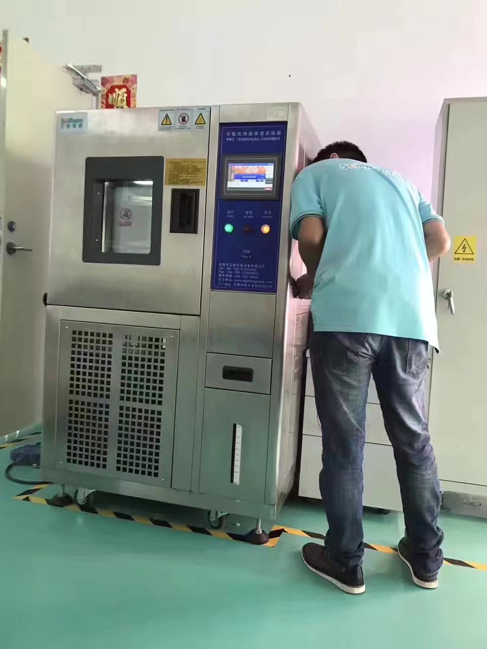 正航工程師認真交機培訓客戶操作使用高低濕熱交變試驗箱